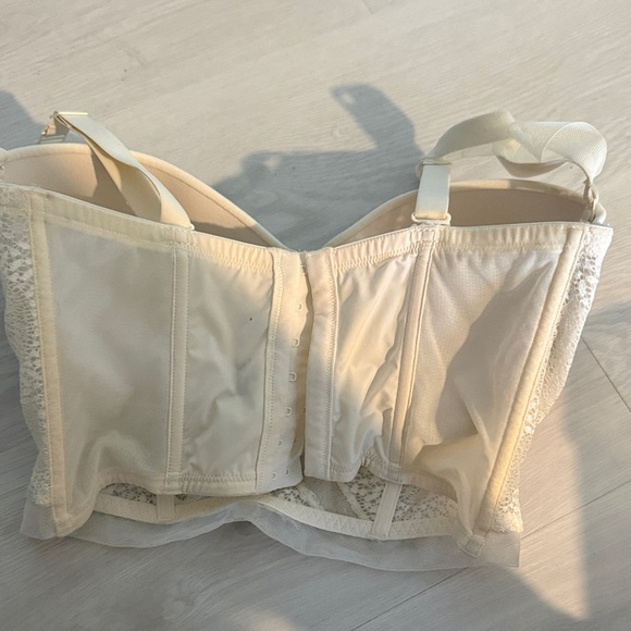 Elegant Cream Lace Bustier - Picture 4 of 9